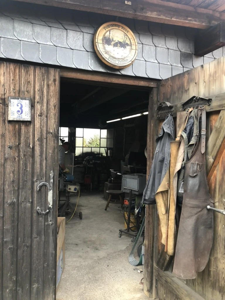 Damastmesser in Entstehung