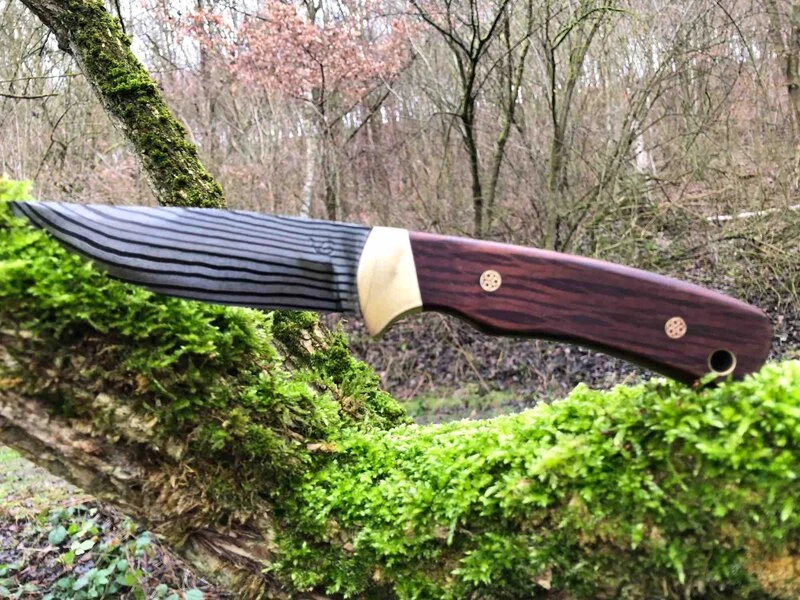 Jagdmesser mit groben Lagendamast